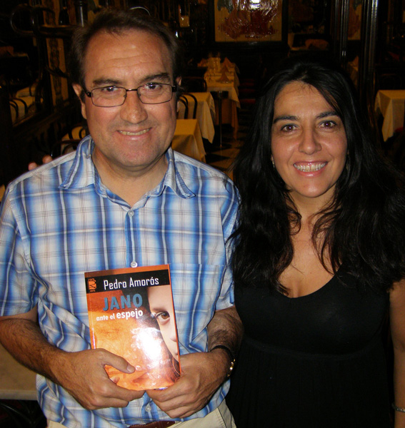 El escritor Pedro Amorós Juan con la editora de Cuadernos del Laberinto, Alicia Arés